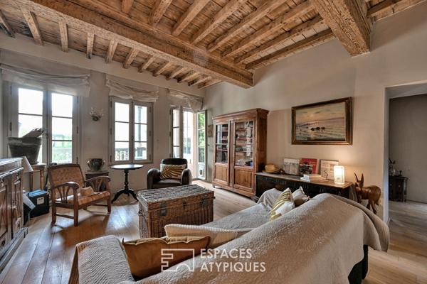 Appartement de caractère avec terrasse proche de la Maison Carrée