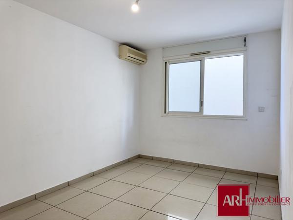 A vendre - Beau F4 de plain pied -  101 m² + VARANGUE 20 m² – 2 PARKINGS – LUMINEUX – ASCENSEUR – SAINTE-CLOTILDE
