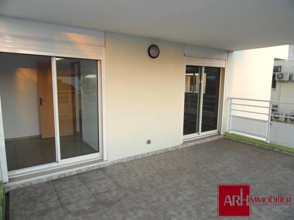 A vendre - Beau F4 de plain pied -  101 m² + VARANGUE 20 m² – 2 PARKINGS – LUMINEUX – ASCENSEUR – SAINTE-CLOTILDE