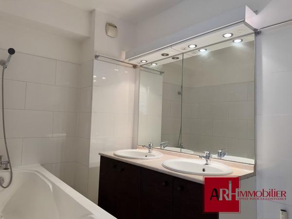 A vendre - Beau F4 de plain pied -  101 m² + VARANGUE 20 m² – 2 PARKINGS – LUMINEUX – ASCENSEUR – SAINTE-CLOTILDE