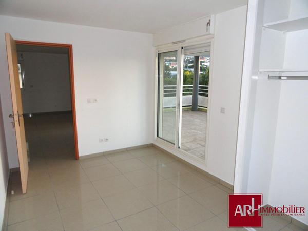 A vendre - Beau F4 de plain pied -  101 m² + VARANGUE 20 m² – 2 PARKINGS – LUMINEUX – ASCENSEUR – SAINTE-CLOTILDE
