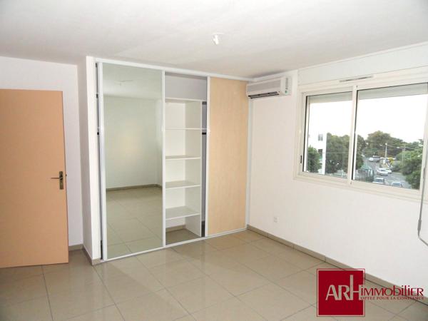 A vendre - Beau F4 de plain pied -  101 m² + VARANGUE 20 m² – 2 PARKINGS – LUMINEUX – ASCENSEUR – SAINTE-CLOTILDE