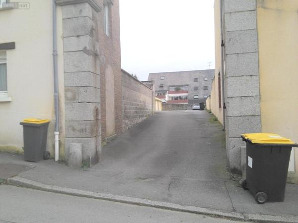 Garage fermé à louer à Laval en Mayenne (53000), ref : 10062   
26 rue du Britais