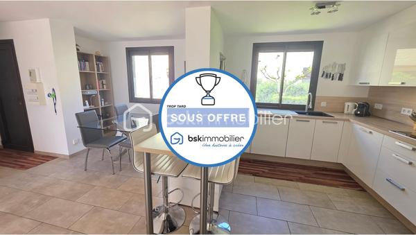 *** TROP TARD - SOUS OFFRE ***

😍 EXCLUSIF À APHRODITE VILLAGE 😍

Et si votre prochain cocon naturiste se trouvait ici… ☀️🌴

Découvrez ce superbe 3 pièces AGRANDI de plain-pied de 48 m², entièrement rénové avec goût, dans un état exceptionnel proche du neuf.

👉 Exposition plein Sud
👉 Terrasse avec vue dégagée marina
👉 Lumineux et prêt à vivre

✨ Immense séjour traversant avec véritable espace repas et table bar conviviale
🍽️ Cuisine ouverte entièrement équipée avec matériaux et électroménager de qualité : plaques induction, four chaleur tournante, micro-ondes, lave-vaisselle, machine à laver…

🛏️ Grande chambre claire avec dressing
🌊 Chambre / bureau secondaire avec vue sur la marina
🚿 Salle d’eau élégante avec douche à l’italienne

💎 Prestations haut de gamme :
✔️ Climatisation réversible dans CHAQUE pièce
✔️ Volets électriques
✔️ Huisseries aluminium
✔️ État exceptionnel, aucun travaux à prévoir

📍 À deux pas de la plage, des commerces, des transports et... du port !

💎 Bien RARE sur Aphrodite Village – idéal résidence principale, pied-à-terre ou investissement locatif
❤️ Véritable coup de cœur sur le secteur
📱 Ne laissez pas passer cette opportunité : appelez, visitez, tombez sous le charme !

----------

⚡️ Diagnostics 2026 - DPE C / GES A
💶 Charges env. 1 600 €
💶 Taxe foncière env. 600 €
🗓️ Disponible immédiatement