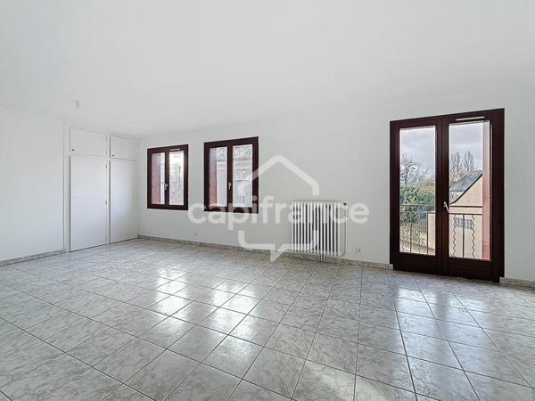 Appartement 100 m2 et 3 chambres, centre de BALLAN MIRE