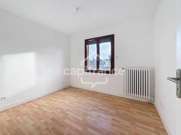 Appartement 100 m2 et 3 chambres, centre de BALLAN MIRE