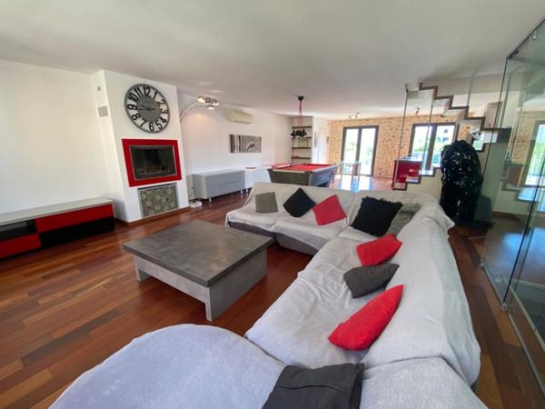Dpt Pyrénées Orientales (66), à vendre proche LE SOLER Maison 5 pièces 169 m² garage, cour, jacuzzi