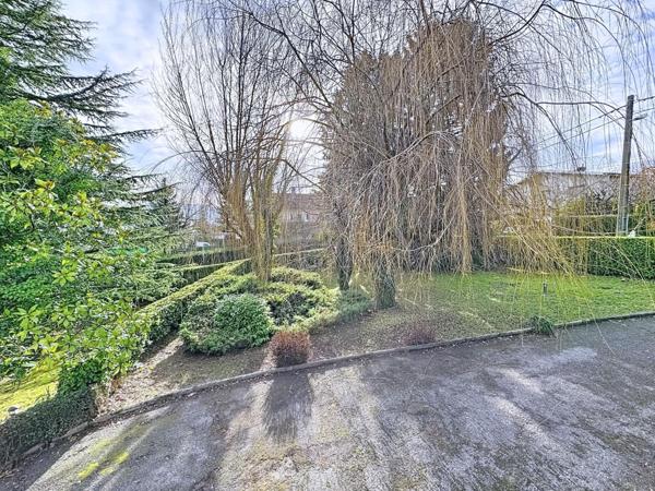 Terrain constructible non viabilisé, sur les hauteurs avec vue montagne et calme