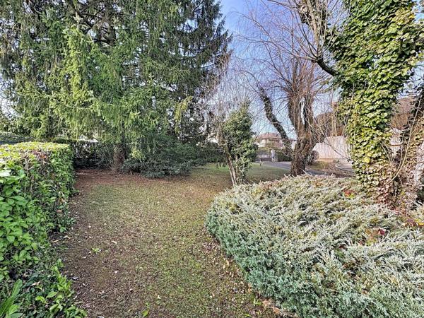 Terrain constructible non viabilisé, sur les hauteurs avec vue montagne et calme