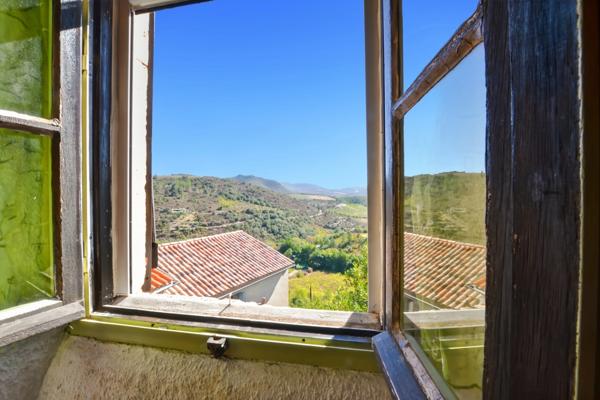 ROQUEBRUN – PROCHE SAINT-CHINIAN ET BERLOU – MAISON 3 PIÈCES – 75 M² – 2 CHAMBRES – TERRASSE – CAVE – VUE DÉGAGÉE – TRÈS CALME