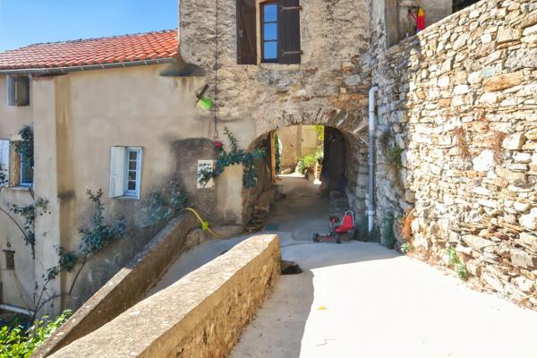 ROQUEBRUN – PROCHE SAINT-CHINIAN ET BERLOU – MAISON 3 PIÈCES – 75 M² – 2 CHAMBRES – TERRASSE – CAVE – VUE DÉGAGÉE – TRÈS CALME