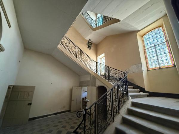 ROQUEMAURE (30150) – HÔTEL PARTICULIER – 460 M² – ÉLÉMENTS D’ARCHITECTURE ANCIENS – COUR INTÉRIEURE – GARAGE – TERRASSE – COMBLES À AMÉNAGER