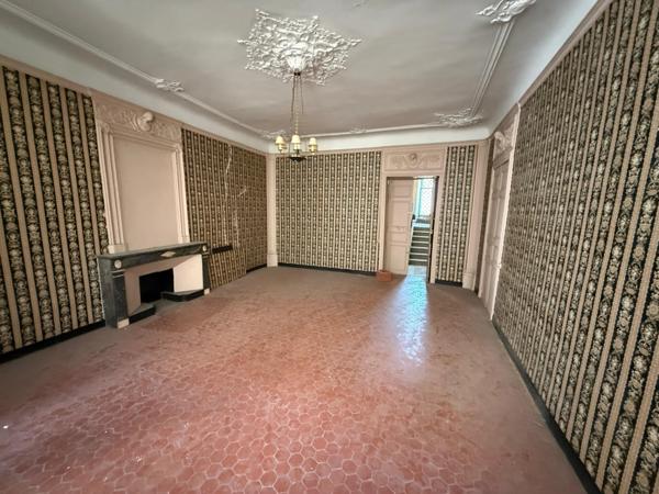 ROQUEMAURE (30150) – HÔTEL PARTICULIER – 460 M² – ÉLÉMENTS D’ARCHITECTURE ANCIENS – COUR INTÉRIEURE – GARAGE – TERRASSE – COMBLES À AMÉNAGER