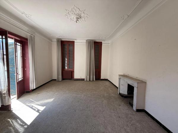 ROQUEMAURE (30150) – HÔTEL PARTICULIER – 460 M² – ÉLÉMENTS D’ARCHITECTURE ANCIENS – COUR INTÉRIEURE – GARAGE – TERRASSE – COMBLES À AMÉNAGER