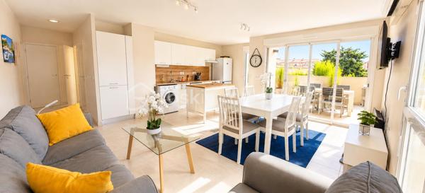 ✨ FRONTIGNAN – Appartement T4 récent de 2021 ✨

🌴 À seulement 10 min des plages et autoroute.
🛍️ Proche écoles, transports et commodités.

Vous recherchez un appartement moderne, lumineux et idéalement situé ?

✨ Dès l’entrée, vous serez séduits par sa vaste pièce de vie de 32 m² baignée de lumière, avec cuisine ouverte et accès direct à une agréable terrasse de 12 m², parfaite pour profiter des beaux jours.

L’espace nuit, parfaitement séparé, offre 3 chambres confortables, une salle d’eau moderne ainsi qu’un WC indépendant.

✅ Prestations de qualité :
• Climatisation
• Double vitrage
• Ballon thermodynamique
• Ascenseur
• 2 places de parking privatives
• Résidence calme et sécurisée

☀️ Un appartement lumineux, fonctionnel et prêt à vivre.

Un appartement clé en main, moderne, fonctionnel et baigné de lumière ☀️

Chers confrères, je suis ouverte à l'inter-agence.

📞 Contact & visites :
Milliat Mélinda – BSK Immobilier
06 99 16 72 10
