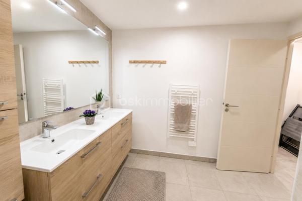 ✨ FRONTIGNAN – Appartement T4 récent de 2021 ✨

🌴 À seulement 10 min des plages et autoroute.
🛍️ Proche écoles, transports et commodités.

Vous recherchez un appartement moderne, lumineux et idéalement situé ?

✨ Dès l’entrée, vous serez séduits par sa vaste pièce de vie de 32 m² baignée de lumière, avec cuisine ouverte et accès direct à une agréable terrasse de 12 m², parfaite pour profiter des beaux jours.

L’espace nuit, parfaitement séparé, offre 3 chambres confortables, une salle d’eau moderne ainsi qu’un WC indépendant.

✅ Prestations de qualité :
• Climatisation
• Double vitrage
• Ballon thermodynamique
• Ascenseur
• 2 places de parking privatives
• Résidence calme et sécurisée

☀️ Un appartement lumineux, fonctionnel et prêt à vivre.

Un appartement clé en main, moderne, fonctionnel et baigné de lumière ☀️

Chers confrères, je suis ouverte à l'inter-agence.

📞 Contact & visites :
Milliat Mélinda – BSK Immobilier
06 99 16 72 10