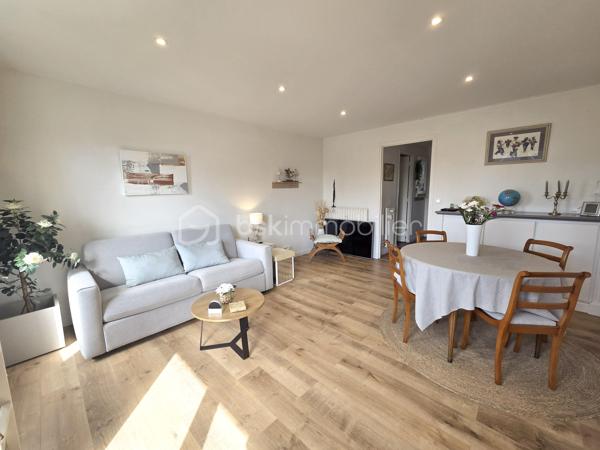 Lorient Merville – Exclusivité - Julie Toussaint, BSK Immobilier, vous propose à la vente cet agréable appartement T3 rénové d'environ 64 m² avec balcon, garage et cave, situé au 2ᵉ étage d'une résidence calme et bien entretenue, à proximité de toutes les commodités.

Dès l'entrée, vous découvrirez une pièce de vie lumineuse exposée plein sud, ouvrant sur un balcon avec une vue dégagée. La cuisine indépendante, aménagée et équipée, offre un espace fonctionnel et confortable au quotidien.
L'espace nuit comprend deux chambres, une salle de bains moderne ainsi qu'un wc indépendant.

Son emplacement est particulièrement recherché : à quelques minutes à pied des Halles de Merville, des commerces, des établissements scolaires, des transports en commun et à seulement 5 minutes de la gare de Lorient.

Un appartement lumineux, rénové avec goût, offrant un cadre de vie pratique et agréable en plein cœur de Lorient.

Des questions ? Envie de visiter ? Contactez-moi au 07 56 85 56 82.