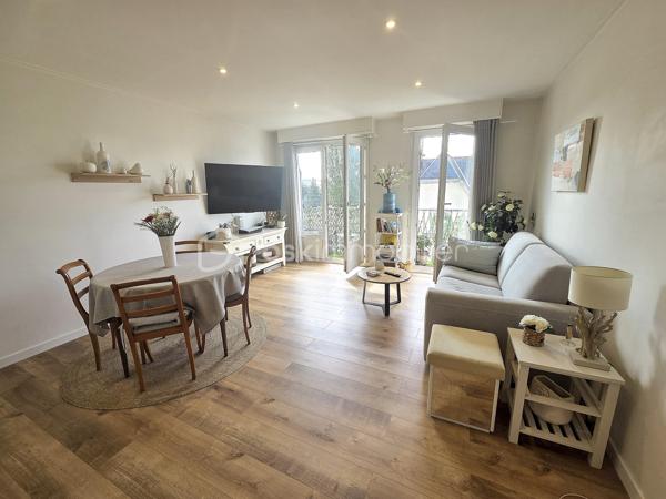 Lorient Merville – Exclusivité - Julie Toussaint, BSK Immobilier, vous propose à la vente cet agréable appartement T3 rénové d'environ 64 m² avec balcon, garage et cave, situé au 2ᵉ étage d'une résidence calme et bien entretenue, à proximité de toutes les commodités.

Dès l'entrée, vous découvrirez une pièce de vie lumineuse exposée plein sud, ouvrant sur un balcon avec une vue dégagée. La cuisine indépendante, aménagée et équipée, offre un espace fonctionnel et confortable au quotidien.
L'espace nuit comprend deux chambres, une salle de bains moderne ainsi qu'un wc indépendant.

Son emplacement est particulièrement recherché : à quelques minutes à pied des Halles de Merville, des commerces, des établissements scolaires, des transports en commun et à seulement 5 minutes de la gare de Lorient.

Un appartement lumineux, rénové avec goût, offrant un cadre de vie pratique et agréable en plein cœur de Lorient.

Des questions ? Envie de visiter ? Contactez-moi au 07 56 85 56 82.