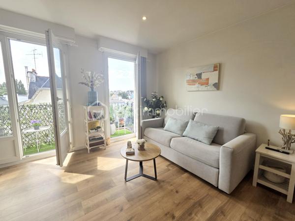 Lorient Merville – Exclusivité - Julie Toussaint, BSK Immobilier, vous propose à la vente cet agréable appartement T3 rénové d'environ 64 m² avec balcon, garage et cave, situé au 2ᵉ étage d'une résidence calme et bien entretenue, à proximité de toutes les commodités.

Dès l'entrée, vous découvrirez une pièce de vie lumineuse exposée plein sud, ouvrant sur un balcon avec une vue dégagée. La cuisine indépendante, aménagée et équipée, offre un espace fonctionnel et confortable au quotidien.
L'espace nuit comprend deux chambres, une salle de bains moderne ainsi qu'un wc indépendant.

Son emplacement est particulièrement recherché : à quelques minutes à pied des Halles de Merville, des commerces, des établissements scolaires, des transports en commun et à seulement 5 minutes de la gare de Lorient.

Un appartement lumineux, rénové avec goût, offrant un cadre de vie pratique et agréable en plein cœur de Lorient.

Des questions ? Envie de visiter ? Contactez-moi au 07 56 85 56 82.
