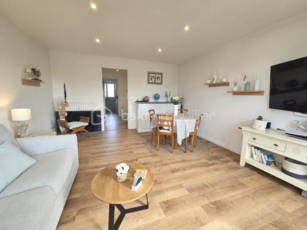 Lorient Merville – Exclusivité - Julie Toussaint, BSK Immobilier, vous propose à la vente cet agréable appartement T3 rénové d'environ 64 m² avec balcon, garage et cave, situé au 2ᵉ étage d'une résidence calme et bien entretenue, à proximité de toutes les commodités.

Dès l'entrée, vous découvrirez une pièce de vie lumineuse exposée plein sud, ouvrant sur un balcon avec une vue dégagée. La cuisine indépendante, aménagée et équipée, offre un espace fonctionnel et confortable au quotidien.
L'espace nuit comprend deux chambres, une salle de bains moderne ainsi qu'un wc indépendant.

Son emplacement est particulièrement recherché : à quelques minutes à pied des Halles de Merville, des commerces, des établissements scolaires, des transports en commun et à seulement 5 minutes de la gare de Lorient.

Un appartement lumineux, rénové avec goût, offrant un cadre de vie pratique et agréable en plein cœur de Lorient.

Des questions ? Envie de visiter ? Contactez-moi au 07 56 85 56 82.