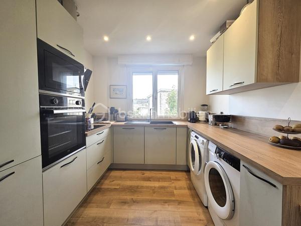 Lorient Merville – Exclusivité - Julie Toussaint, BSK Immobilier, vous propose à la vente cet agréable appartement T3 rénové d'environ 64 m² avec balcon, garage et cave, situé au 2ᵉ étage d'une résidence calme et bien entretenue, à proximité de toutes les commodités.

Dès l'entrée, vous découvrirez une pièce de vie lumineuse exposée plein sud, ouvrant sur un balcon avec une vue dégagée. La cuisine indépendante, aménagée et équipée, offre un espace fonctionnel et confortable au quotidien.
L'espace nuit comprend deux chambres, une salle de bains moderne ainsi qu'un wc indépendant.

Son emplacement est particulièrement recherché : à quelques minutes à pied des Halles de Merville, des commerces, des établissements scolaires, des transports en commun et à seulement 5 minutes de la gare de Lorient.

Un appartement lumineux, rénové avec goût, offrant un cadre de vie pratique et agréable en plein cœur de Lorient.

Des questions ? Envie de visiter ? Contactez-moi au 07 56 85 56 82.