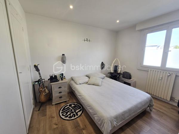 Lorient Merville – Exclusivité - Julie Toussaint, BSK Immobilier, vous propose à la vente cet agréable appartement T3 rénové d'environ 64 m² avec balcon, garage et cave, situé au 2ᵉ étage d'une résidence calme et bien entretenue, à proximité de toutes les commodités.

Dès l'entrée, vous découvrirez une pièce de vie lumineuse exposée plein sud, ouvrant sur un balcon avec une vue dégagée. La cuisine indépendante, aménagée et équipée, offre un espace fonctionnel et confortable au quotidien.
L'espace nuit comprend deux chambres, une salle de bains moderne ainsi qu'un wc indépendant.

Son emplacement est particulièrement recherché : à quelques minutes à pied des Halles de Merville, des commerces, des établissements scolaires, des transports en commun et à seulement 5 minutes de la gare de Lorient.

Un appartement lumineux, rénové avec goût, offrant un cadre de vie pratique et agréable en plein cœur de Lorient.

Des questions ? Envie de visiter ? Contactez-moi au 07 56 85 56 82.