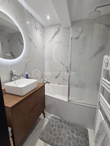 Lorient Merville – Exclusivité - Julie Toussaint, BSK Immobilier, vous propose à la vente cet agréable appartement T3 rénové d'environ 64 m² avec balcon, garage et cave, situé au 2ᵉ étage d'une résidence calme et bien entretenue, à proximité de toutes les commodités.

Dès l'entrée, vous découvrirez une pièce de vie lumineuse exposée plein sud, ouvrant sur un balcon avec une vue dégagée. La cuisine indépendante, aménagée et équipée, offre un espace fonctionnel et confortable au quotidien.
L'espace nuit comprend deux chambres, une salle de bains moderne ainsi qu'un wc indépendant.

Son emplacement est particulièrement recherché : à quelques minutes à pied des Halles de Merville, des commerces, des établissements scolaires, des transports en commun et à seulement 5 minutes de la gare de Lorient.

Un appartement lumineux, rénové avec goût, offrant un cadre de vie pratique et agréable en plein cœur de Lorient.

Des questions ? Envie de visiter ? Contactez-moi au 07 56 85 56 82.