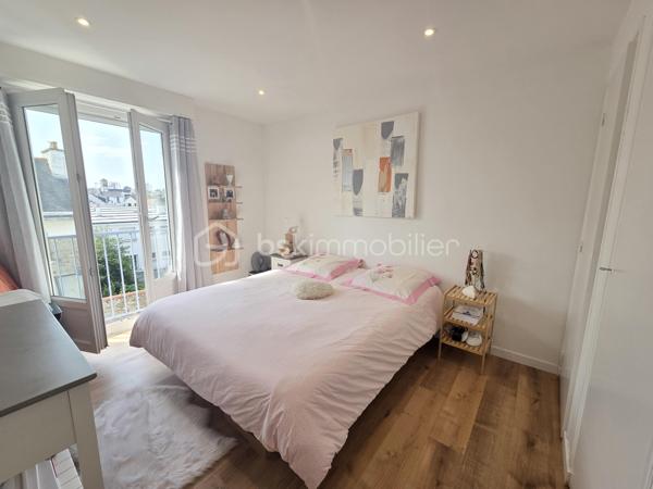 Lorient Merville – Exclusivité - Julie Toussaint, BSK Immobilier, vous propose à la vente cet agréable appartement T3 rénové d'environ 64 m² avec balcon, garage et cave, situé au 2ᵉ étage d'une résidence calme et bien entretenue, à proximité de toutes les commodités.

Dès l'entrée, vous découvrirez une pièce de vie lumineuse exposée plein sud, ouvrant sur un balcon avec une vue dégagée. La cuisine indépendante, aménagée et équipée, offre un espace fonctionnel et confortable au quotidien.
L'espace nuit comprend deux chambres, une salle de bains moderne ainsi qu'un wc indépendant.

Son emplacement est particulièrement recherché : à quelques minutes à pied des Halles de Merville, des commerces, des établissements scolaires, des transports en commun et à seulement 5 minutes de la gare de Lorient.

Un appartement lumineux, rénové avec goût, offrant un cadre de vie pratique et agréable en plein cœur de Lorient.

Des questions ? Envie de visiter ? Contactez-moi au 07 56 85 56 82.