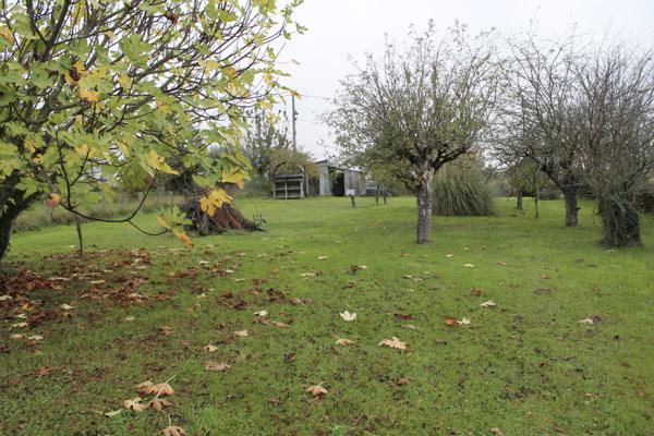 COULEUVRE - MAISON D'HABITATION AVEC ENVIRON 2300 M2 DE TERRAIN COMPRENANT UN PETIT ÉTANG.