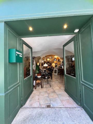 Local commercial prêt à etre exploité.