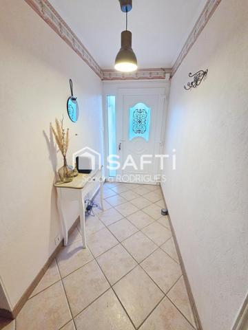 maison semi mitoyenne 6 pièces  avec jardin et  garage sans travaux à prévoir, proche de toutes commodités.