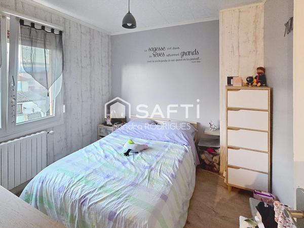 maison semi mitoyenne 6 pièces  avec jardin et  garage sans travaux à prévoir, proche de toutes commodités.