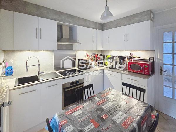 maison semi mitoyenne 6 pièces  avec jardin et  garage sans travaux à prévoir, proche de toutes commodités.