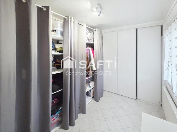 maison semi mitoyenne 6 pièces  avec jardin et  garage sans travaux à prévoir, proche de toutes commodités.