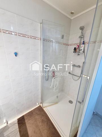 maison semi mitoyenne 6 pièces  avec jardin et  garage sans travaux à prévoir, proche de toutes commodités.