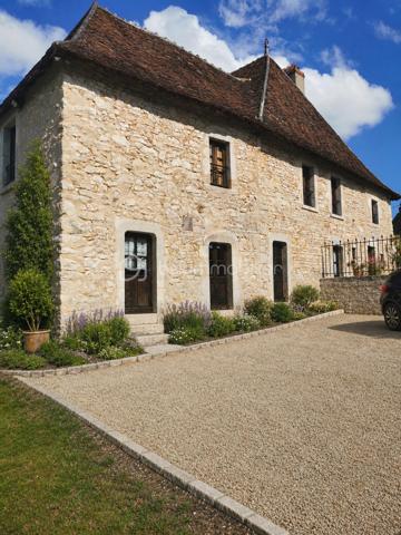 Au cœur du Parc naturel régional de la Brenne, cette superbe bastide du XVe siècle a été entièrement rénovée par les Compagnons du Devoir dans le respect des matériaux anciens et du caractère de la bâtisse. La maison principale développe environ 240 m² habitables, auxquels s’ajoutent 30 m² de grenier encore aménageables, offrant un potentiel supplémentaire.

La propriété propose de beaux volumes avec quatre chambres, une mezzanine, deux cuisines et deux salons. Elle dispose également de trois salles d’eau, dont une équipée d’un sauna et d’une baignoire balnéo.

Le charme authentique de la demeure se révèle à travers ses poutres apparentes, ses tommettes rouges, son parquet massif et ses deux cheminées en pierre, qui créent une atmosphère chaleureuse et pleine de caractère.

À l’extérieur, la propriété s’étend sur plus de 3 000 m² de terrain et bénéficie d’une piscine chauffée et sécurisée ainsi que d’une terrasse en travertin, idéale pour profiter du calme et de la nature environnante.

Un bâtiment annexe d’environ 280 m² reste à aménager et comprend une superbe grange couverte, offrant un fort potentiel d’aménagement.

Actuellement exploité en Gîte de France, le bien génère entre 15 000 et 20 000 € de revenus annuels.