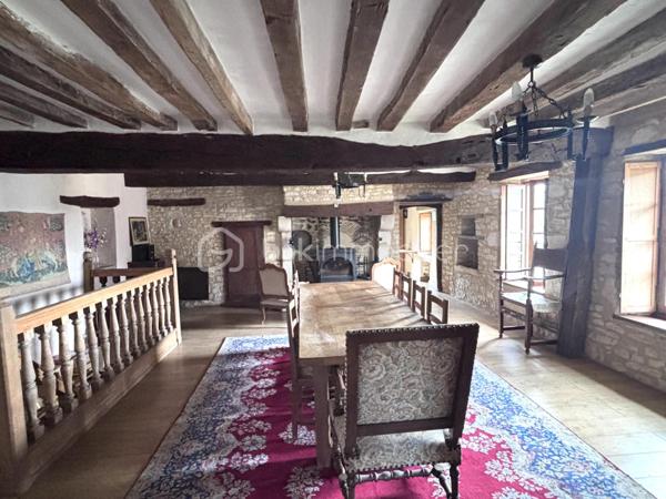 Au cœur du Parc naturel régional de la Brenne, cette superbe bastide du XVe siècle a été entièrement rénovée par les Compagnons du Devoir dans le respect des matériaux anciens et du caractère de la bâtisse. La maison principale développe environ 240 m² habitables, auxquels s’ajoutent 30 m² de grenier encore aménageables, offrant un potentiel supplémentaire.

La propriété propose de beaux volumes avec quatre chambres, une mezzanine, deux cuisines et deux salons. Elle dispose également de trois salles d’eau, dont une équipée d’un sauna et d’une baignoire balnéo.

Le charme authentique de la demeure se révèle à travers ses poutres apparentes, ses tommettes rouges, son parquet massif et ses deux cheminées en pierre, qui créent une atmosphère chaleureuse et pleine de caractère.

À l’extérieur, la propriété s’étend sur plus de 3 000 m² de terrain et bénéficie d’une piscine chauffée et sécurisée ainsi que d’une terrasse en travertin, idéale pour profiter du calme et de la nature environnante.

Un bâtiment annexe d’environ 280 m² reste à aménager et comprend une superbe grange couverte, offrant un fort potentiel d’aménagement.

Actuellement exploité en Gîte de France, le bien génère entre 15 000 et 20 000 € de revenus annuels.