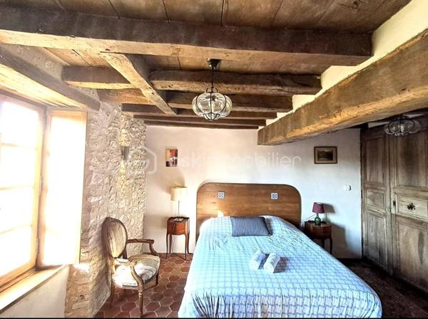 Au cœur du Parc naturel régional de la Brenne, cette superbe bastide du XVe siècle a été entièrement rénovée par les Compagnons du Devoir dans le respect des matériaux anciens et du caractère de la bâtisse. La maison principale développe environ 240 m² habitables, auxquels s’ajoutent 30 m² de grenier encore aménageables, offrant un potentiel supplémentaire.

La propriété propose de beaux volumes avec quatre chambres, une mezzanine, deux cuisines et deux salons. Elle dispose également de trois salles d’eau, dont une équipée d’un sauna et d’une baignoire balnéo.

Le charme authentique de la demeure se révèle à travers ses poutres apparentes, ses tommettes rouges, son parquet massif et ses deux cheminées en pierre, qui créent une atmosphère chaleureuse et pleine de caractère.

À l’extérieur, la propriété s’étend sur plus de 3 000 m² de terrain et bénéficie d’une piscine chauffée et sécurisée ainsi que d’une terrasse en travertin, idéale pour profiter du calme et de la nature environnante.

Un bâtiment annexe d’environ 280 m² reste à aménager et comprend une superbe grange couverte, offrant un fort potentiel d’aménagement.

Actuellement exploité en Gîte de France, le bien génère entre 15 000 et 20 000 € de revenus annuels.