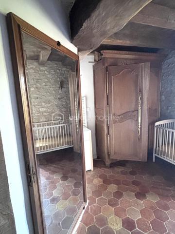 Au cœur du Parc naturel régional de la Brenne, cette superbe bastide du XVe siècle a été entièrement rénovée par les Compagnons du Devoir dans le respect des matériaux anciens et du caractère de la bâtisse. La maison principale développe environ 240 m² habitables, auxquels s’ajoutent 30 m² de grenier encore aménageables, offrant un potentiel supplémentaire.

La propriété propose de beaux volumes avec quatre chambres, une mezzanine, deux cuisines et deux salons. Elle dispose également de trois salles d’eau, dont une équipée d’un sauna et d’une baignoire balnéo.

Le charme authentique de la demeure se révèle à travers ses poutres apparentes, ses tommettes rouges, son parquet massif et ses deux cheminées en pierre, qui créent une atmosphère chaleureuse et pleine de caractère.

À l’extérieur, la propriété s’étend sur plus de 3 000 m² de terrain et bénéficie d’une piscine chauffée et sécurisée ainsi que d’une terrasse en travertin, idéale pour profiter du calme et de la nature environnante.

Un bâtiment annexe d’environ 280 m² reste à aménager et comprend une superbe grange couverte, offrant un fort potentiel d’aménagement.

Actuellement exploité en Gîte de France, le bien génère entre 15 000 et 20 000 € de revenus annuels.