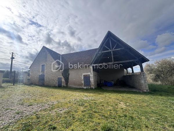 Au cœur du Parc naturel régional de la Brenne, cette superbe bastide du XVe siècle a été entièrement rénovée par les Compagnons du Devoir dans le respect des matériaux anciens et du caractère de la bâtisse. La maison principale développe environ 240 m² habitables, auxquels s’ajoutent 30 m² de grenier encore aménageables, offrant un potentiel supplémentaire.

La propriété propose de beaux volumes avec quatre chambres, une mezzanine, deux cuisines et deux salons. Elle dispose également de trois salles d’eau, dont une équipée d’un sauna et d’une baignoire balnéo.

Le charme authentique de la demeure se révèle à travers ses poutres apparentes, ses tommettes rouges, son parquet massif et ses deux cheminées en pierre, qui créent une atmosphère chaleureuse et pleine de caractère.

À l’extérieur, la propriété s’étend sur plus de 3 000 m² de terrain et bénéficie d’une piscine chauffée et sécurisée ainsi que d’une terrasse en travertin, idéale pour profiter du calme et de la nature environnante.

Un bâtiment annexe d’environ 280 m² reste à aménager et comprend une superbe grange couverte, offrant un fort potentiel d’aménagement.

Actuellement exploité en Gîte de France, le bien génère entre 15 000 et 20 000 € de revenus annuels.