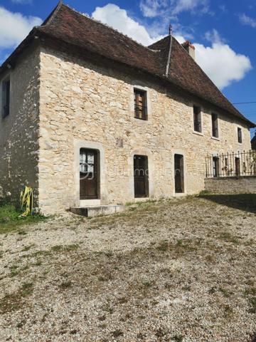 Au cœur du Parc naturel régional de la Brenne, cette superbe bastide du XVe siècle a été entièrement rénovée par les Compagnons du Devoir dans le respect des matériaux anciens et du caractère de la bâtisse. La maison principale développe environ 240 m² habitables, auxquels s’ajoutent 30 m² de grenier encore aménageables, offrant un potentiel supplémentaire.

La propriété propose de beaux volumes avec quatre chambres, une mezzanine, deux cuisines et deux salons. Elle dispose également de trois salles d’eau, dont une équipée d’un sauna et d’une baignoire balnéo.

Le charme authentique de la demeure se révèle à travers ses poutres apparentes, ses tommettes rouges, son parquet massif et ses deux cheminées en pierre, qui créent une atmosphère chaleureuse et pleine de caractère.

À l’extérieur, la propriété s’étend sur plus de 3 000 m² de terrain et bénéficie d’une piscine chauffée et sécurisée ainsi que d’une terrasse en travertin, idéale pour profiter du calme et de la nature environnante.

Un bâtiment annexe d’environ 280 m² reste à aménager et comprend une superbe grange couverte, offrant un fort potentiel d’aménagement.

Actuellement exploité en Gîte de France, le bien génère entre 15 000 et 20 000 € de revenus annuels.