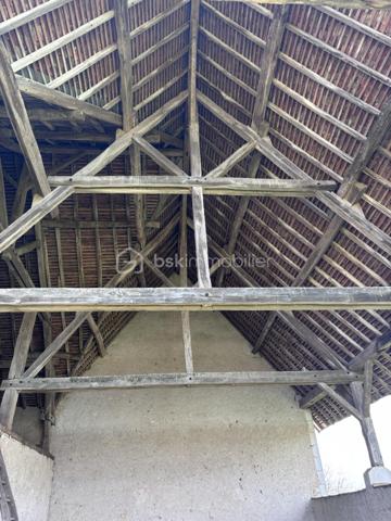 Au cœur du Parc naturel régional de la Brenne, cette superbe bastide du XVe siècle a été entièrement rénovée par les Compagnons du Devoir dans le respect des matériaux anciens et du caractère de la bâtisse. La maison principale développe environ 240 m² habitables, auxquels s’ajoutent 30 m² de grenier encore aménageables, offrant un potentiel supplémentaire.

La propriété propose de beaux volumes avec quatre chambres, une mezzanine, deux cuisines et deux salons. Elle dispose également de trois salles d’eau, dont une équipée d’un sauna et d’une baignoire balnéo.

Le charme authentique de la demeure se révèle à travers ses poutres apparentes, ses tommettes rouges, son parquet massif et ses deux cheminées en pierre, qui créent une atmosphère chaleureuse et pleine de caractère.

À l’extérieur, la propriété s’étend sur plus de 3 000 m² de terrain et bénéficie d’une piscine chauffée et sécurisée ainsi que d’une terrasse en travertin, idéale pour profiter du calme et de la nature environnante.

Un bâtiment annexe d’environ 280 m² reste à aménager et comprend une superbe grange couverte, offrant un fort potentiel d’aménagement.

Actuellement exploité en Gîte de France, le bien génère entre 15 000 et 20 000 € de revenus annuels.