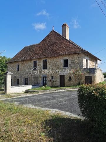 Au cœur du Parc naturel régional de la Brenne, cette superbe bastide du XVe siècle a été entièrement rénovée par les Compagnons du Devoir dans le respect des matériaux anciens et du caractère de la bâtisse. La maison principale développe environ 240 m² habitables, auxquels s’ajoutent 30 m² de grenier encore aménageables, offrant un potentiel supplémentaire.

La propriété propose de beaux volumes avec quatre chambres, une mezzanine, deux cuisines et deux salons. Elle dispose également de trois salles d’eau, dont une équipée d’un sauna et d’une baignoire balnéo.

Le charme authentique de la demeure se révèle à travers ses poutres apparentes, ses tommettes rouges, son parquet massif et ses deux cheminées en pierre, qui créent une atmosphère chaleureuse et pleine de caractère.

À l’extérieur, la propriété s’étend sur plus de 3 000 m² de terrain et bénéficie d’une piscine chauffée et sécurisée ainsi que d’une terrasse en travertin, idéale pour profiter du calme et de la nature environnante.

Un bâtiment annexe d’environ 280 m² reste à aménager et comprend une superbe grange couverte, offrant un fort potentiel d’aménagement.

Actuellement exploité en Gîte de France, le bien génère entre 15 000 et 20 000 € de revenus annuels.