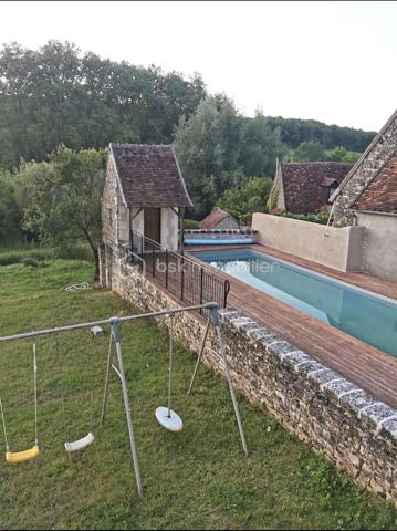 Au cœur du Parc naturel régional de la Brenne, cette superbe bastide du XVe siècle a été entièrement rénovée par les Compagnons du Devoir dans le respect des matériaux anciens et du caractère de la bâtisse. La maison principale développe environ 240 m² habitables, auxquels s’ajoutent 30 m² de grenier encore aménageables, offrant un potentiel supplémentaire.

La propriété propose de beaux volumes avec quatre chambres, une mezzanine, deux cuisines et deux salons. Elle dispose également de trois salles d’eau, dont une équipée d’un sauna et d’une baignoire balnéo.

Le charme authentique de la demeure se révèle à travers ses poutres apparentes, ses tommettes rouges, son parquet massif et ses deux cheminées en pierre, qui créent une atmosphère chaleureuse et pleine de caractère.

À l’extérieur, la propriété s’étend sur plus de 3 000 m² de terrain et bénéficie d’une piscine chauffée et sécurisée ainsi que d’une terrasse en travertin, idéale pour profiter du calme et de la nature environnante.

Un bâtiment annexe d’environ 280 m² reste à aménager et comprend une superbe grange couverte, offrant un fort potentiel d’aménagement.

Actuellement exploité en Gîte de France, le bien génère entre 15 000 et 20 000 € de revenus annuels.