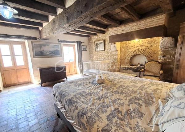 Au cœur du Parc naturel régional de la Brenne, cette superbe bastide du XVe siècle a été entièrement rénovée par les Compagnons du Devoir dans le respect des matériaux anciens et du caractère de la bâtisse. La maison principale développe environ 240 m² habitables, auxquels s’ajoutent 30 m² de grenier encore aménageables, offrant un potentiel supplémentaire.

La propriété propose de beaux volumes avec quatre chambres, une mezzanine, deux cuisines et deux salons. Elle dispose également de trois salles d’eau, dont une équipée d’un sauna et d’une baignoire balnéo.

Le charme authentique de la demeure se révèle à travers ses poutres apparentes, ses tommettes rouges, son parquet massif et ses deux cheminées en pierre, qui créent une atmosphère chaleureuse et pleine de caractère.

À l’extérieur, la propriété s’étend sur plus de 3 000 m² de terrain et bénéficie d’une piscine chauffée et sécurisée ainsi que d’une terrasse en travertin, idéale pour profiter du calme et de la nature environnante.

Un bâtiment annexe d’environ 280 m² reste à aménager et comprend une superbe grange couverte, offrant un fort potentiel d’aménagement.

Actuellement exploité en Gîte de France, le bien génère entre 15 000 et 20 000 € de revenus annuels.