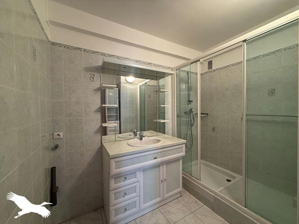 Appartement à louer 1 030 € CC Marseille 4 p 66 m² DPE C