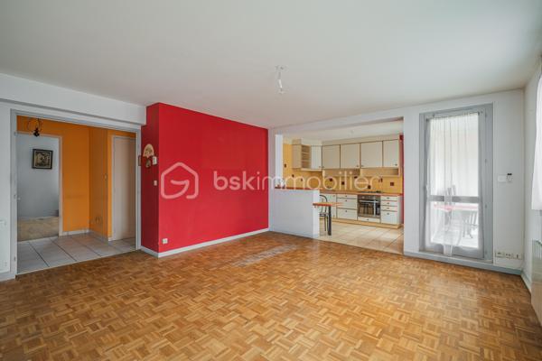 Situé dans un secteur recherché d'Aix-les-Bains, à proximité immédiate des commodités tout en restant au calme, découvrez cet appartement T3 de 67 m² au 3ᵉ étage sur 4 avec ascenseur.

Traversant, il bénéficie d’une belle luminosité tout au long de la journée et d’une configuration agréable à vivre. Vous apprécierez notamment ses espaces extérieurs avec balcon et terrasse offrant des vues dégagées.

L’appartement se compose d’une pièce de vie confortable avec salon climatisé, d’une cuisine, de deux chambres de taille similaire, d’une salle de bains et d'un WC séparés.
Une cave vient compléter ce bien.
L’appartement est en bon état d’entretien général mais nécessite quelques rafraîchissements pour être remis au goût du jour.

Les atouts du bien :
Emplacement recherché, à proximité immédiate des commodités
Appartement traversant offrant une belle luminosité
Situé en étage avec ascenseur
Présence d’espaces extérieurs
Cave en annexe

Pour plus d’informations ou organiser une visite, contactez-moi sans tarder.