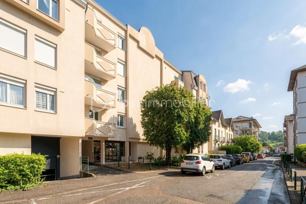 Situé dans un secteur recherché d'Aix-les-Bains, à proximité immédiate des commodités tout en restant au calme, découvrez cet appartement T3 de 67 m² au 3ᵉ étage sur 4 avec ascenseur.

Traversant, il bénéficie d’une belle luminosité tout au long de la journée et d’une configuration agréable à vivre. Vous apprécierez notamment ses espaces extérieurs avec balcon et terrasse offrant des vues dégagées.

L’appartement se compose d’une pièce de vie confortable avec salon climatisé, d’une cuisine, de deux chambres de taille similaire, d’une salle de bains et d'un WC séparés.
Une cave vient compléter ce bien.
L’appartement est en bon état d’entretien général mais nécessite quelques rafraîchissements pour être remis au goût du jour.

Les atouts du bien :
Emplacement recherché, à proximité immédiate des commodités
Appartement traversant offrant une belle luminosité
Situé en étage avec ascenseur
Présence d’espaces extérieurs
Cave en annexe

Pour plus d’informations ou organiser une visite, contactez-moi sans tarder.