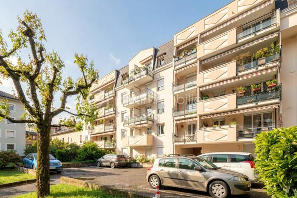 Situé dans un secteur recherché d'Aix-les-Bains, à proximité immédiate des commodités tout en restant au calme, découvrez cet appartement T3 de 67 m² au 3ᵉ étage sur 4 avec ascenseur.

Traversant, il bénéficie d’une belle luminosité tout au long de la journée et d’une configuration agréable à vivre. Vous apprécierez notamment ses espaces extérieurs avec balcon et terrasse offrant des vues dégagées.

L’appartement se compose d’une pièce de vie confortable avec salon climatisé, d’une cuisine, de deux chambres de taille similaire, d’une salle de bains et d'un WC séparés.
Une cave vient compléter ce bien.
L’appartement est en bon état d’entretien général mais nécessite quelques rafraîchissements pour être remis au goût du jour.

Les atouts du bien :
Emplacement recherché, à proximité immédiate des commodités
Appartement traversant offrant une belle luminosité
Situé en étage avec ascenseur
Présence d’espaces extérieurs
Cave en annexe

Pour plus d’informations ou organiser une visite, contactez-moi sans tarder.