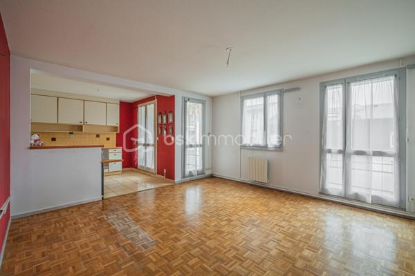 Situé dans un secteur recherché d'Aix-les-Bains, à proximité immédiate des commodités tout en restant au calme, découvrez cet appartement T3 de 67 m² au 3ᵉ étage sur 4 avec ascenseur.

Traversant, il bénéficie d’une belle luminosité tout au long de la journée et d’une configuration agréable à vivre. Vous apprécierez notamment ses espaces extérieurs avec balcon et terrasse offrant des vues dégagées.

L’appartement se compose d’une pièce de vie confortable avec salon climatisé, d’une cuisine, de deux chambres de taille similaire, d’une salle de bains et d'un WC séparés.
Une cave vient compléter ce bien.
L’appartement est en bon état d’entretien général mais nécessite quelques rafraîchissements pour être remis au goût du jour.

Les atouts du bien :
Emplacement recherché, à proximité immédiate des commodités
Appartement traversant offrant une belle luminosité
Situé en étage avec ascenseur
Présence d’espaces extérieurs
Cave en annexe

Pour plus d’informations ou organiser une visite, contactez-moi sans tarder.
